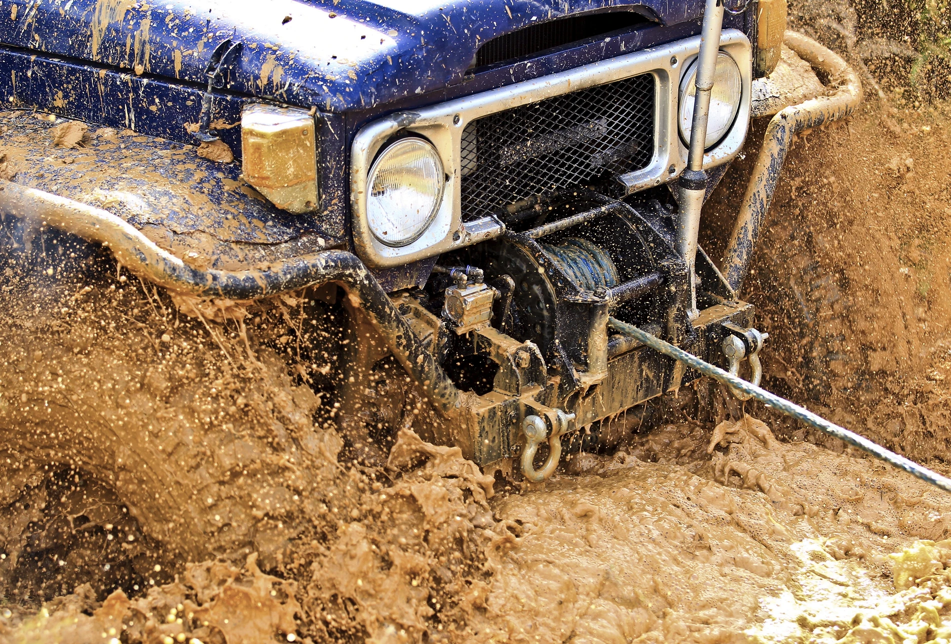 Le treuil a utilisé le sauvetage pour tirer un 4x4 coincé dans la boue ou dans n'importe quelle situation