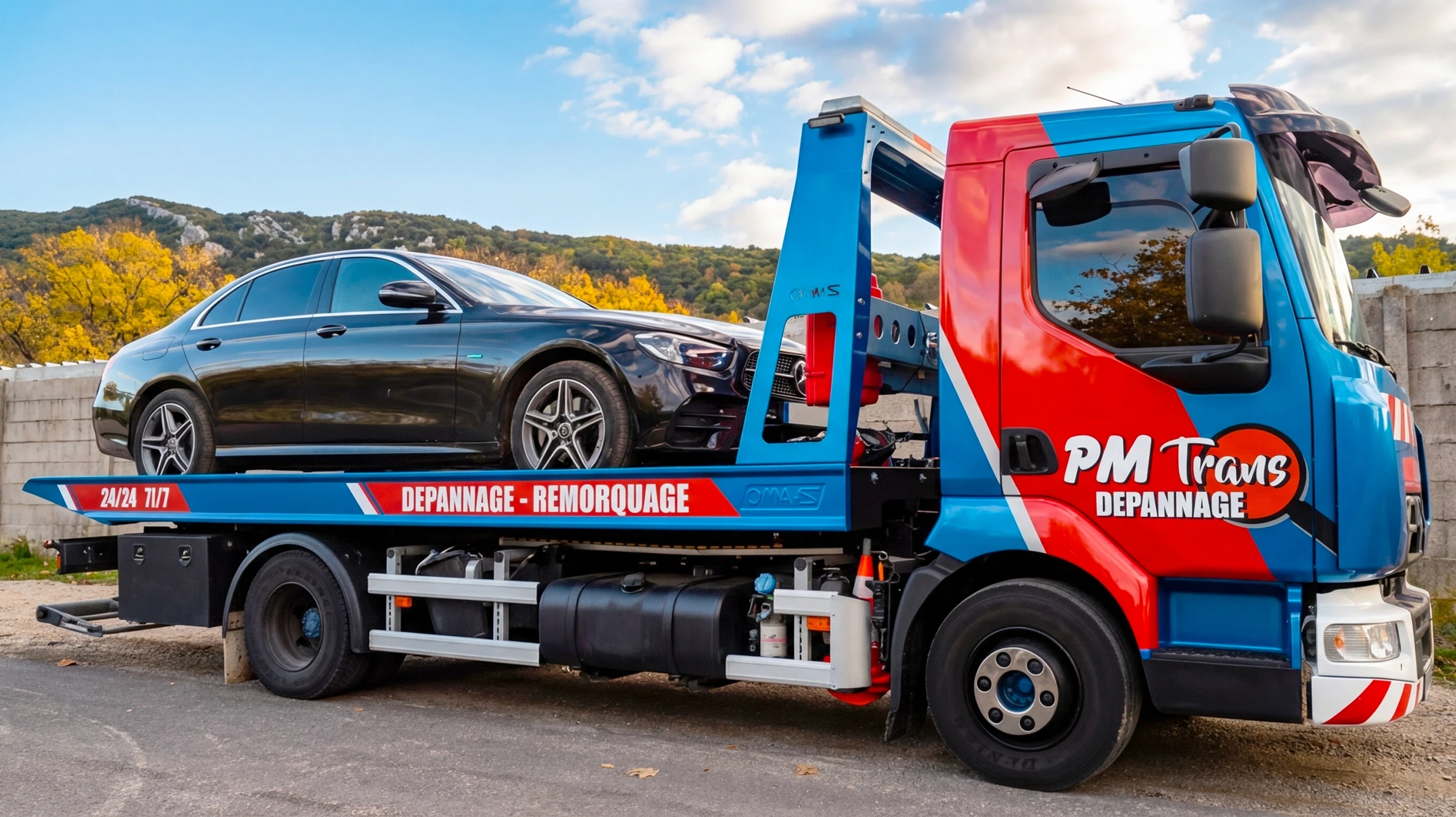 Photographie d'une dépanneuse moderne équipée transportant un véhicule particulier sur son plateau, photographiée de jour sur une route bien éclairée, montrant le professionnalisme et la maîtrise technique du transfert automobile. La dépanneuse doit être entièrement visible, en bon état, reflétant la modernité et la fiabilité de l'entreprise.