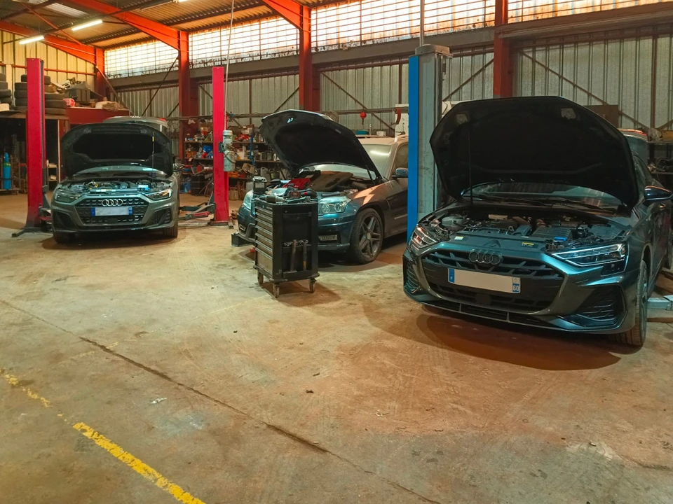 Atelier de mécanique automobile, vue rapprochée sur un moteur en cours de maintenance