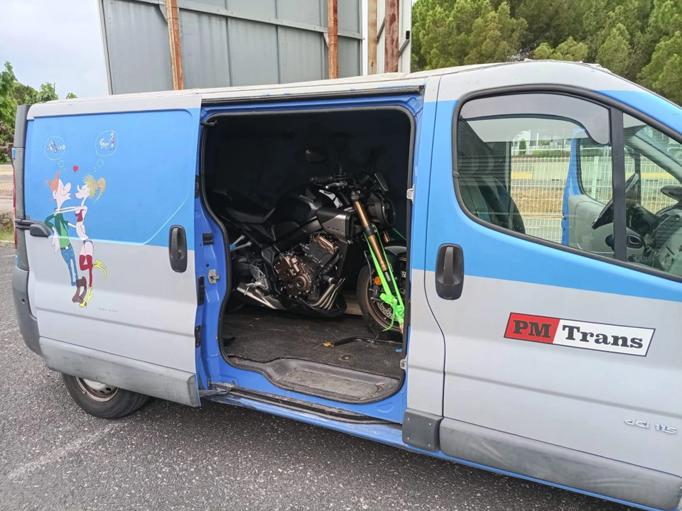 Véhicule Renault accidenté, carrosserie avant gravement endommagée, chargé sur un plateau de dépannage bleu et rouge