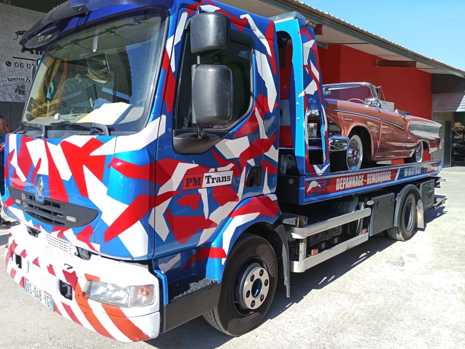 Flotte de nouveaux camions hybrides électriques modernes à l'hydrogène ou diesel blanc garés en ligne rangée à l'extérieur